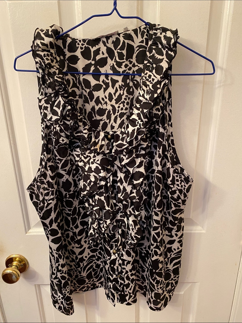 Violet & Claire Black and White Ruffled Sleeveless Blouse